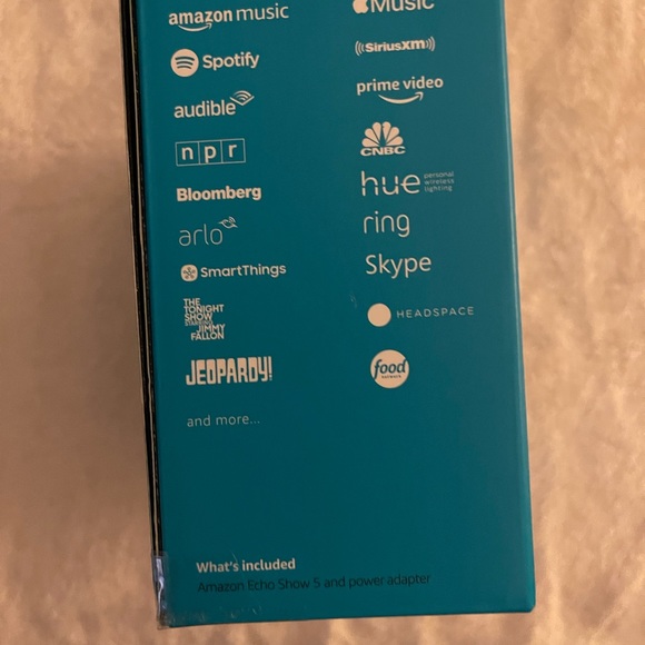 Echo show 5 w/ Amazon smart plug - Picture 10 of 11